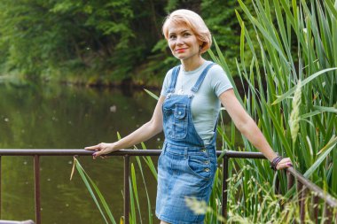 Sahilde gölün arka planında güzel bir kız var.