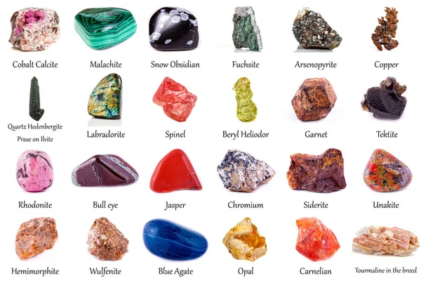 Beyaz arka planda güzel bir jeolojik mineral koleksiyonu.