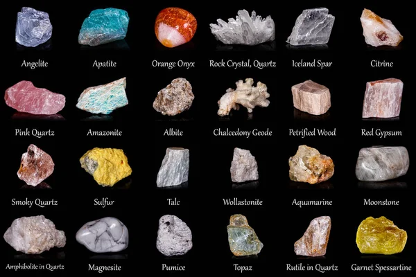 Siyah arka planda güzel bir jeolojik mineral koleksiyonu.