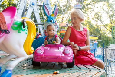Güzel anne ve oğlu arabadalar. Yaklaş.