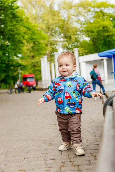 Parktaki küçük çocuğun portresi. Yaklaş.