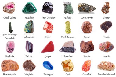 Beyaz arka planda güzel bir jeolojik mineral koleksiyonu.