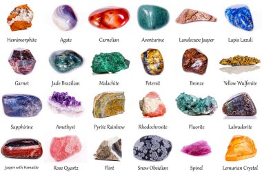 Beyaz arka planda güzel bir jeolojik mineral koleksiyonu.