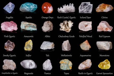 Siyah arka planda güzel bir jeolojik mineral koleksiyonu.