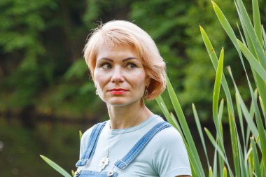 Sahilde gölün arka planında güzel bir kız var.