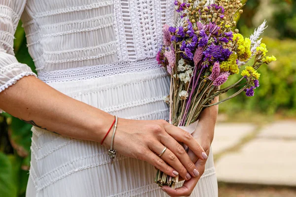 Güzel çiçekler kızın ellerinde, yakın plan.