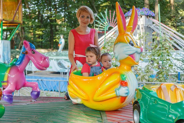 Güzel bir anne ve bir kız ve bir oğlan yakın çekim çekimde.