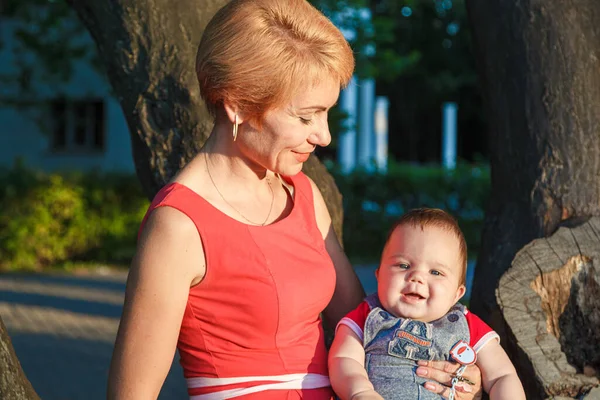 Beautiful Mother Son Sit Tree Park Summer Close — Foto de Stock