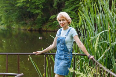 Sahilde gölün arka planında güzel bir kız var.