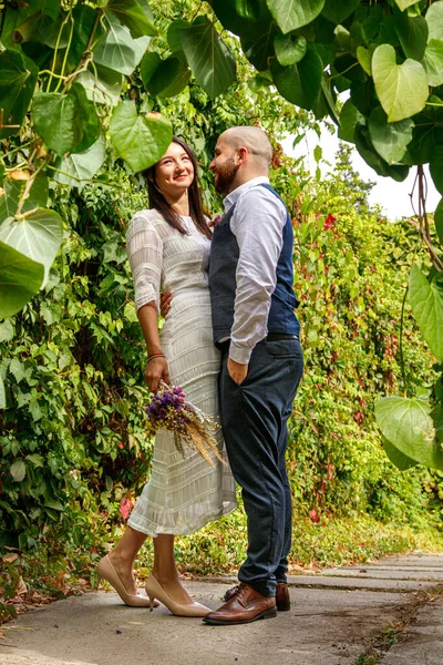 Beau Mec Avec Des Fleurs Embrasse Fiancée Gros Plan — Photo