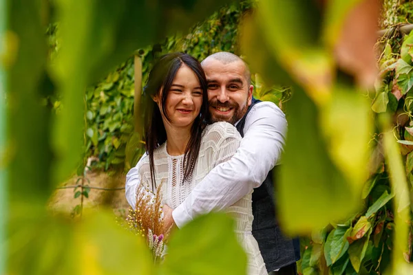 Parktaki yakışıklı çift kız ve erkek. Yakın plan.