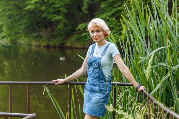 Sahilde gölün arka planında güzel bir kız var.