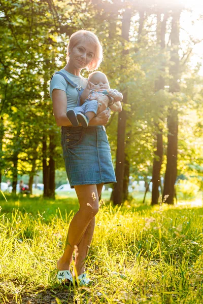 Beautiful Girl Holding Child Her Arms Summer Park Close — Fotografia de Stock