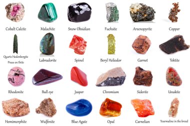 Beyaz arka planda güzel bir jeolojik mineral koleksiyonu.