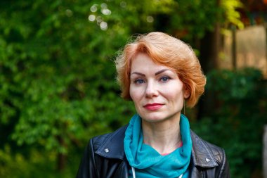 Güzel kız yaz parkında yürüyor. Yakın plan.