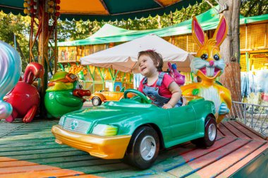 Arabadaki güzel kız. Yakın plan.