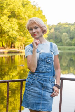 Sahilde gölün arka planında güzel bir kız var.