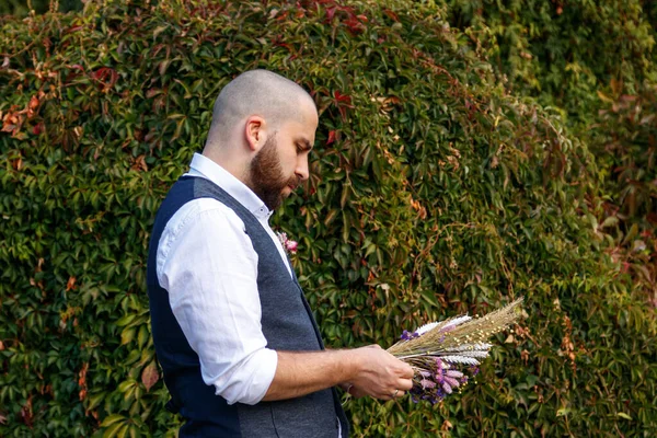 Parktaki yakışıklı çift kız ve erkek. Yakın plan.