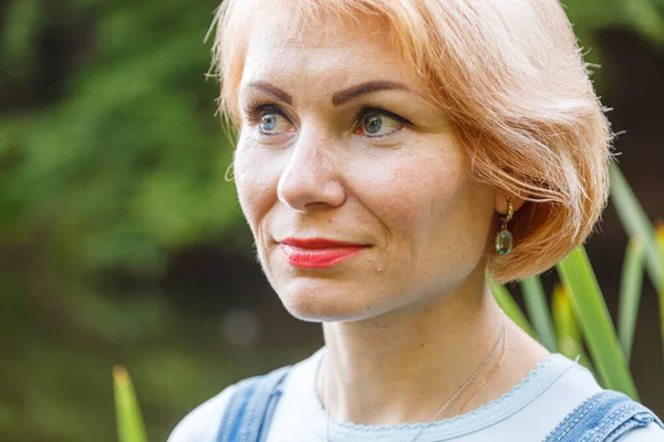 Sahilde gölün arka planında güzel bir kız var.