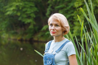 Sahilde gölün arka planında güzel bir kız var.