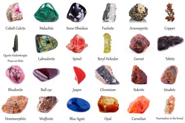Beyaz arka planda güzel bir jeolojik mineral koleksiyonu.