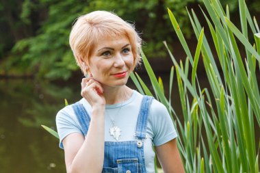 Sahilde gölün arka planında güzel bir kız var.