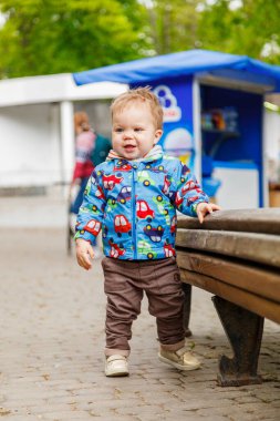 Parktaki küçük çocuğun portresi. Yaklaş.