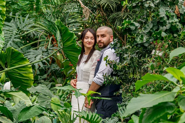 Hermosa Pareja Chica Chico Parque Entre Los Árboles Tropicales Cerca — Foto de Stock