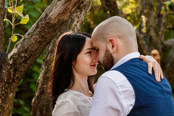 Beyaz elbiseli güzel bir kız ve yakın plan meyveli bir erkek.