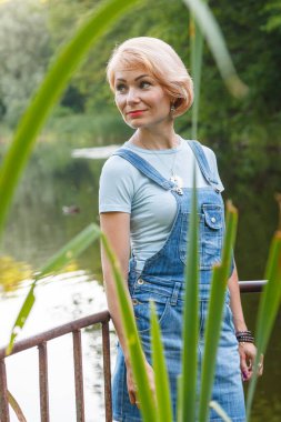 Sahilde gölün arka planında güzel bir kız var.