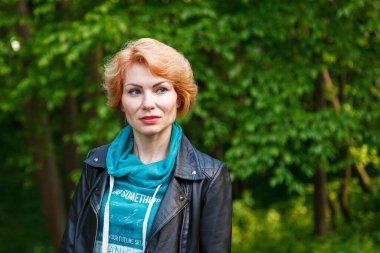 Güzel kız yaz parkında yürüyor. Yakın plan.