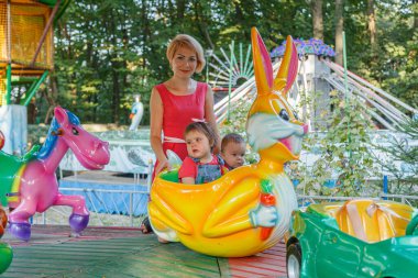 Güzel bir anne ve bir kız ve bir oğlan yakın çekim çekimde.