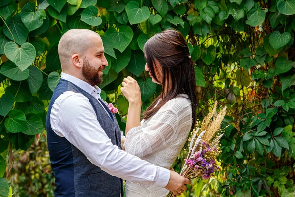 Guapo Chico Con Flores Besa Prometida Cerca —  Fotos de Stock