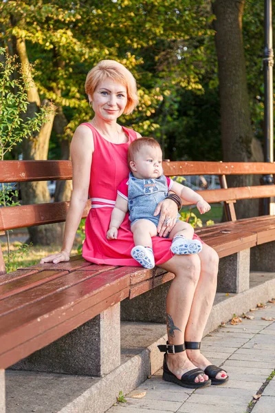 Beautiful Mother Her Daughter Son Sitting Bench Park Summer Close — Stok fotoğraf