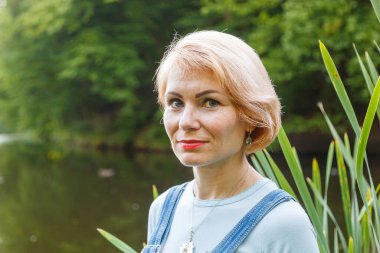 Sahilde gölün arka planında güzel bir kız var.