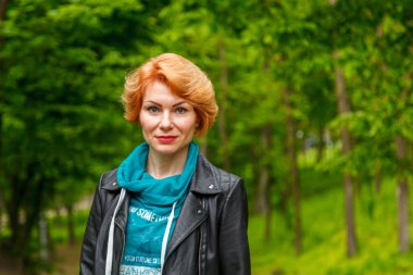 Güzel kız yaz parkında yürüyor. Yakın plan.