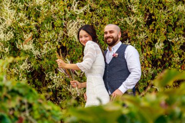 Parktaki yakışıklı çift kız ve erkek. Yakın plan.