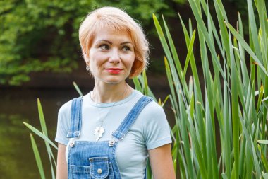 Sahilde gölün arka planında güzel bir kız var.