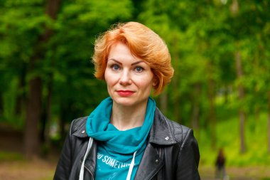 Güzel kız yaz parkında yürüyor. Yakın plan.