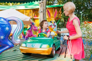 Güzel anne ve oğlu arabadalar. Yaklaş.