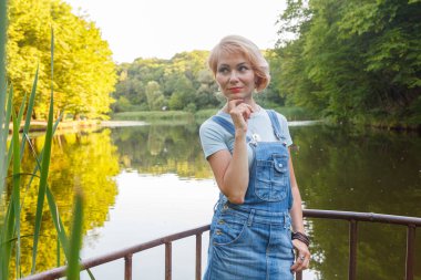 Sahilde gölün arka planında güzel bir kız var.