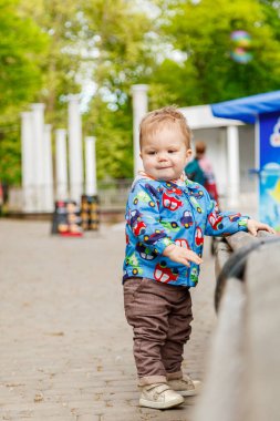 Parktaki küçük çocuğun portresi. Yaklaş.