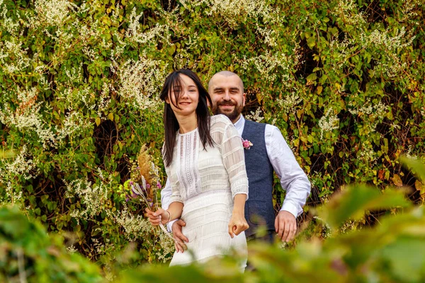 Parktaki yakışıklı çift kız ve erkek. Yakın plan.