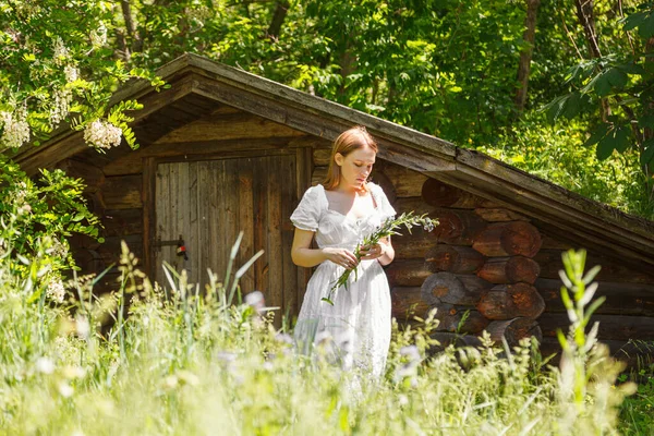 美しい女の子白いドレスに花の木の家の近くにクローズアップ — ストック写真
