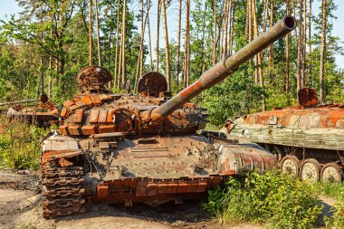 MAKARIV, UKRAINE - 11 Haziran 2022: Kyiv bölgesinde yıkık askeri teçhizat, araçlar, yanmış Rus istilacı tankları