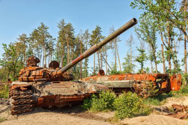 MAKARIV, UKRAINE - 11 Haziran 2022: Kyiv bölgesinde yıkık askeri teçhizat, araçlar, yanmış Rus istilacı tankları