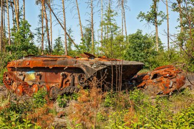 MAKARIV, UKRAINE - 11 Haziran 2022: Kyiv bölgesinde yıkık askeri teçhizat, araçlar, yanmış Rus istilacı tankları