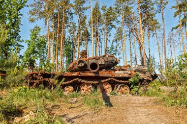 MAKARIV, UKRAINE - 11 Haziran 2022: Kyiv bölgesinde yıkık askeri teçhizat, araçlar, yanmış Rus istilacı tankları