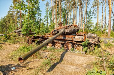 MAKARIV, UKRAINE - 11 Haziran 2022: Kyiv bölgesinde yıkık askeri teçhizat, araçlar, yanmış Rus istilacı tankları