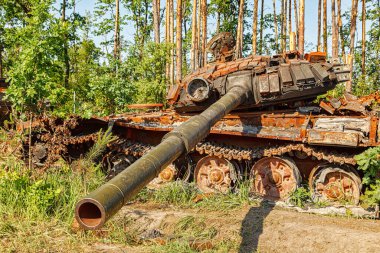 MAKARIV, UKRAINE - 11 Haziran 2022: Kyiv bölgesinde yıkık askeri teçhizat, araçlar, yanmış Rus istilacı tankları